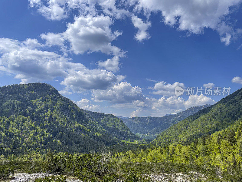 Zgornje Jezersko山谷在春天的景色